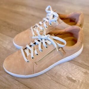 (Clark’s) Nalle Camel Tan Suede Leather Lace Up Zippered Sneakers, size 8.5 W